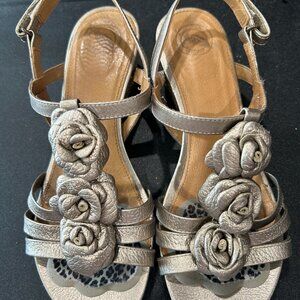 Nurture Gold Roses Sandals Size 7.5